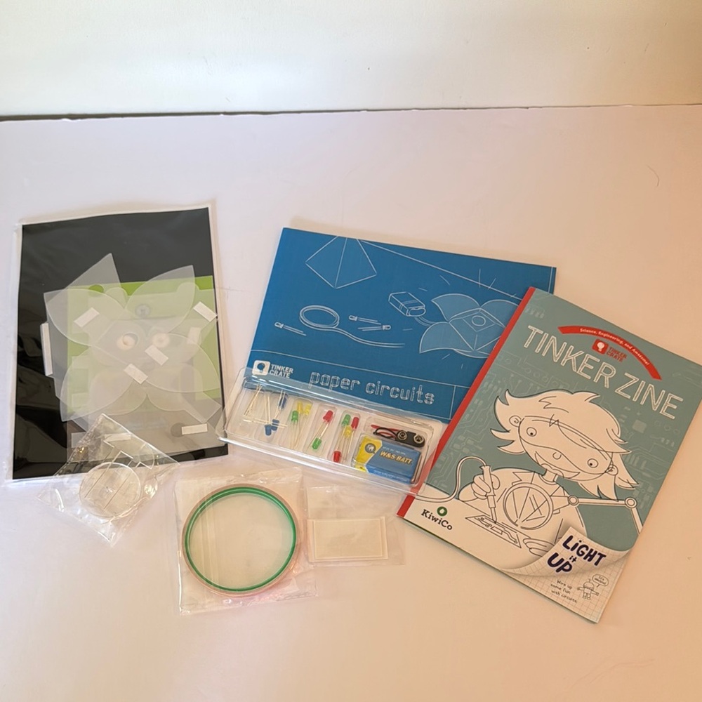 Kiwico Tinker Crate Science Kit with Supplies‎ Paper Circuits